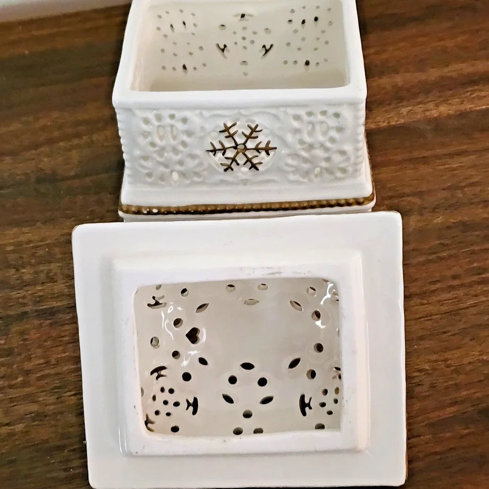 Porcelain Trinket Box with Snowflake Design in Ivory and Gold